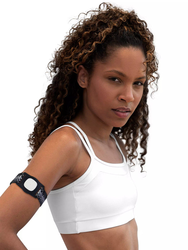 Stylish Simplera armband with rotating clip worn by a person, featuring Dia-Style graphic design for secure sensor support.