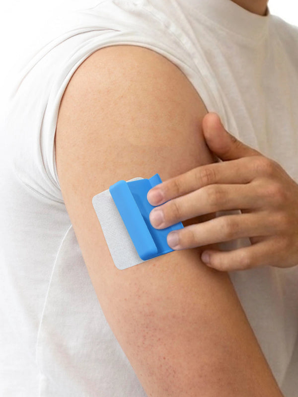 Blue Dia-Mobi Clip attached to the upper arm before inserting the pump