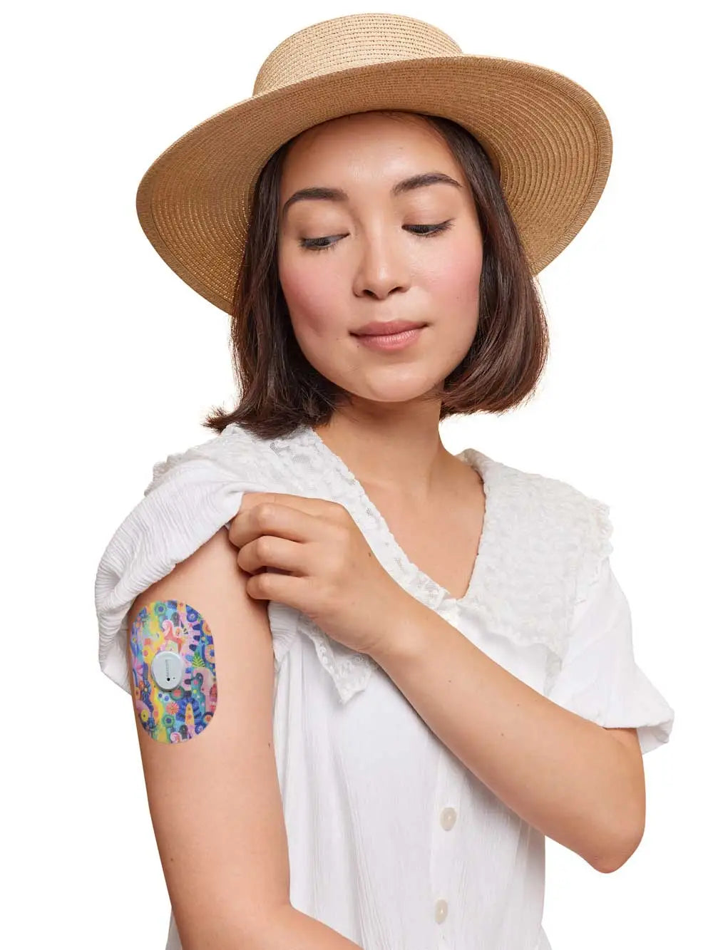 Dexcom G7用 固定パッチ、Ethereal Bloom 柄、女性が腕に装着