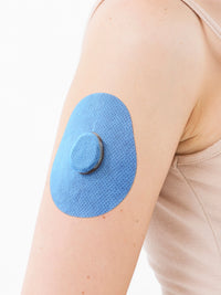 Dexcom G7用 固定パッチ、しずく型、腕に装着、クローズアップ
