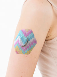 Dexcom G7用 固定パッチ、六角形型、腕に装着、クローズアップ