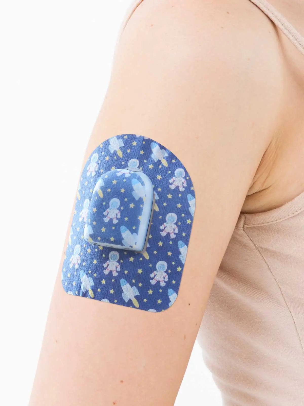 Omnipod ポッド用 固定パッチ、Astronaut 柄、腕に装着