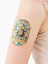 Dexcom G7用 固定パッチ、Tequila Sunrise 柄、腕に装着