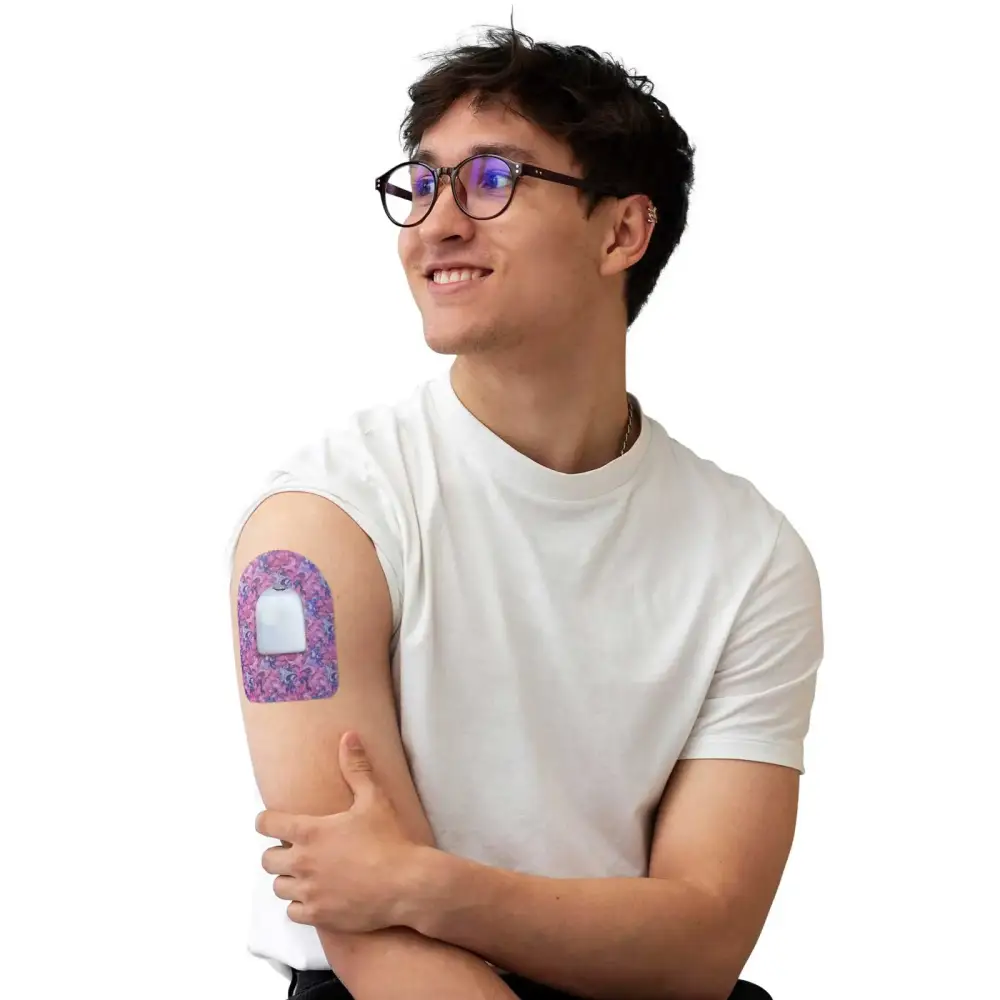 Omnipod ポッド用 固定パッチ、Spring シリーズ、男性が腕に装着