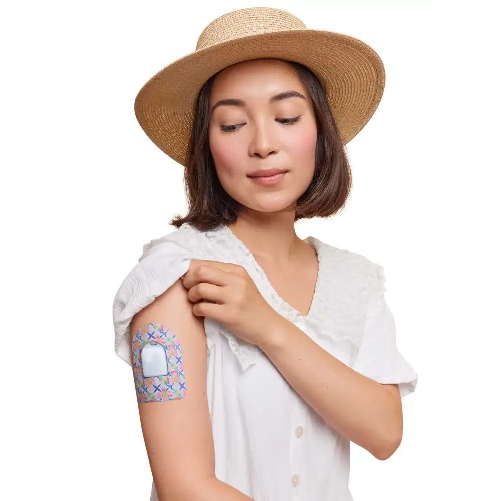 Omnipod ポッド用 固定パッチ、Spring シリーズ、女性が腕に装着