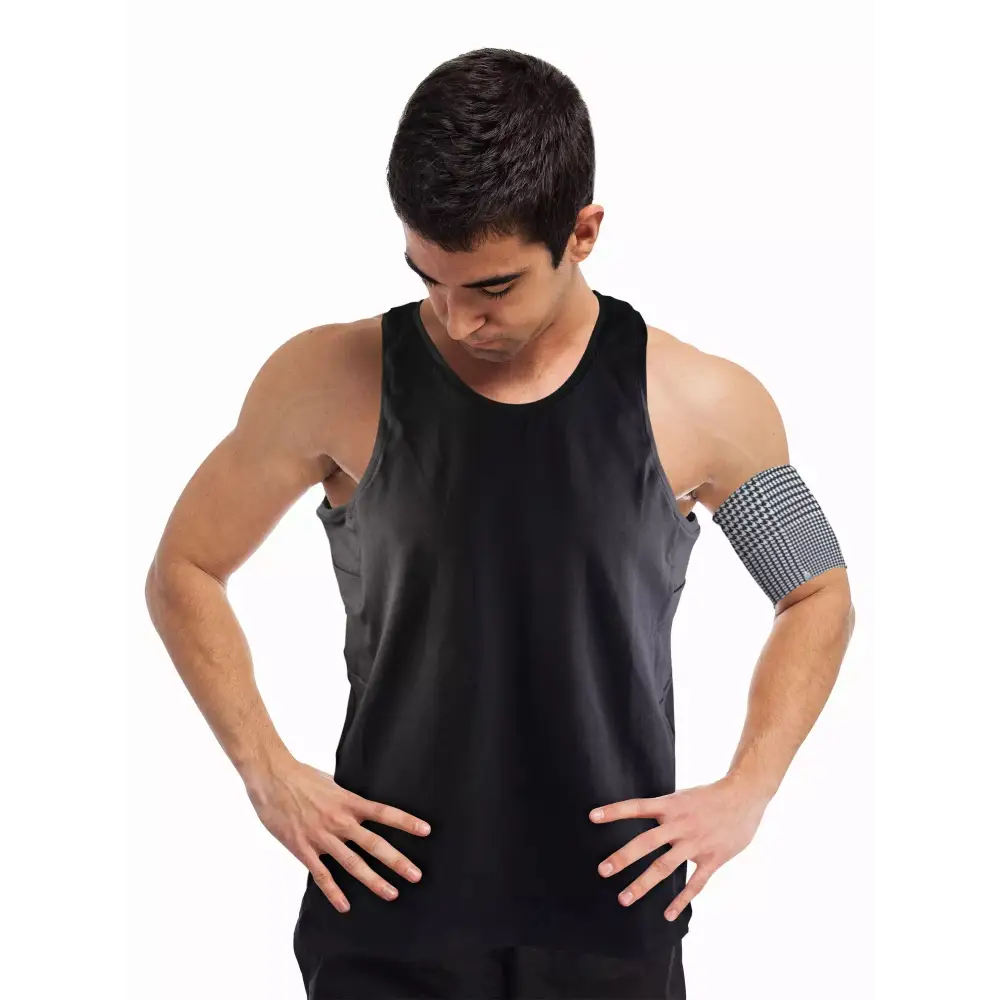 Tank top for insulin pump with integrated pockets for type 1 diabetes.